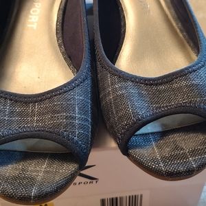 Anne Klein Sport ladies open toe fabric shoes. Blue with grey/silver